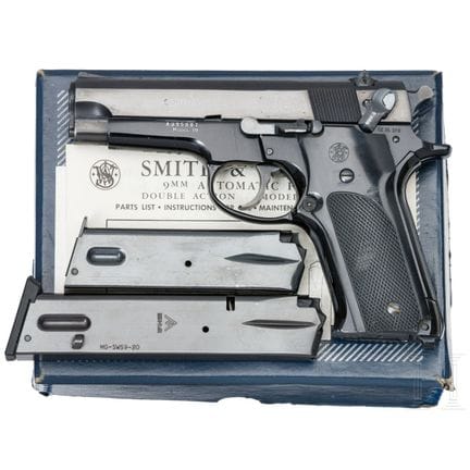 史密斯-韦森 Mod. 59  
口径 9mm 鲁格，编号 A395887，编号一致。光面枪管，长 