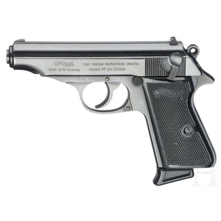 Un Walther (Ulm) modèle PP  
Calibre 7,65 mm Brown