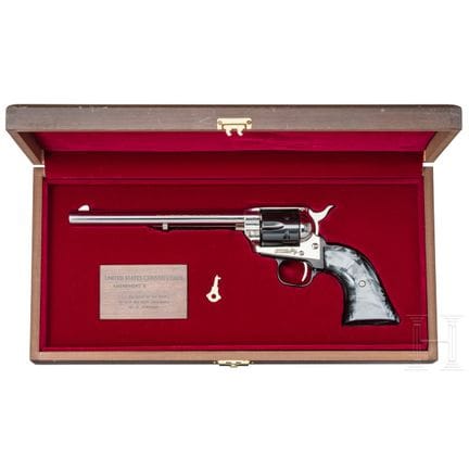 Un Colt Mod. Peacemaker Buntline, dans son étui  
