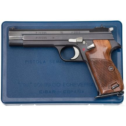 A SIG P 210-6  
口径 9mm卢格，编号 P77395，编号一致。光面枪管，长 120