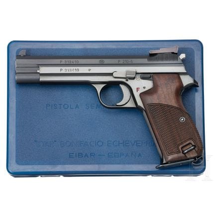 A SIG P 210-6  
口径 9mm卢格，编号 P313410，编号一致。光面枪管。微型瞄准