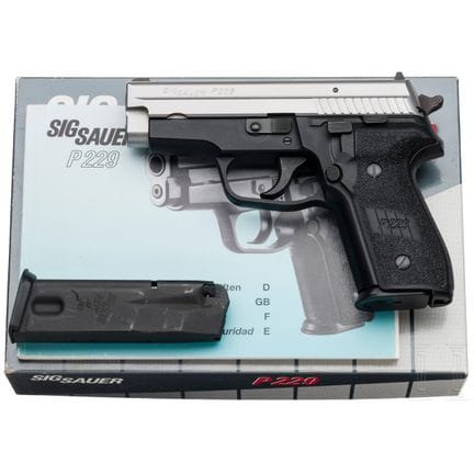 Un SIG Sauer Mod. P 229, dans sa boîte  
Calibre .