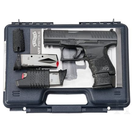 Un Walther modèle PPQ SC, dans son étui  
Calibre 