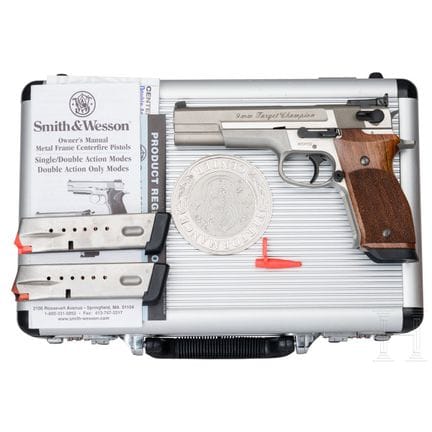史密斯威森 Target Champion  
口径 9mm 鲁格，编号 WIS4532，光面枪管，