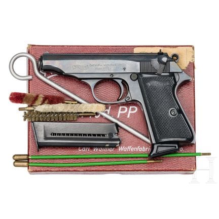 Un Walther (Ulm) modèle PP, dans sa boîte  
Calibr