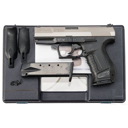 Un Walther modèle P990, dans son étui  
Calibre 9 