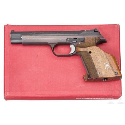 一把SIG Hämmerli P 240手枪，带原装盒  
口径：.38 Special WC，编号