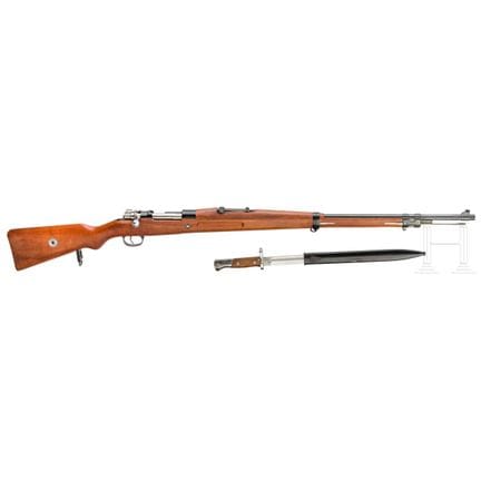 Un fusil Mauser Mod. 1935, con bayoneta  
Calibre 
