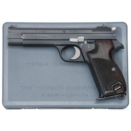 一把SIG P 210-2  
口径9毫米鲁格，编号P319551，编号一致，枪管无序列号。枪管未镀