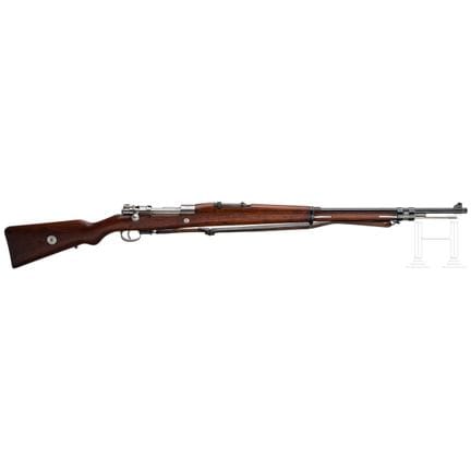 一支DWM 1910型步枪  
口径7x57，编号4036，编号不一致。枪管呈哑光状。 五发弹匣。经