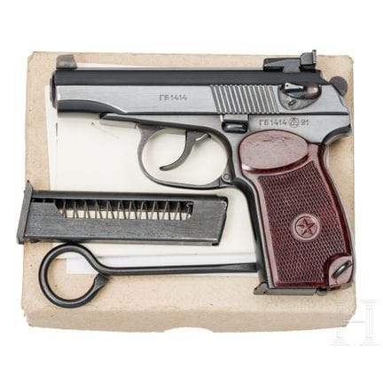 Una Makarov Mod. IJ 70, con miras de puntería  
Ca