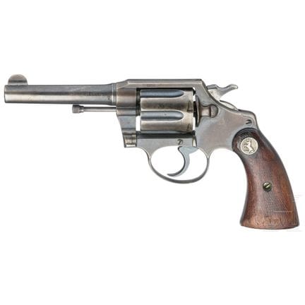 一把柯尔特“Police Positive”手枪，配枪套  
口径 .38 Special，编号 3