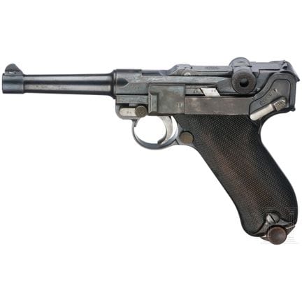 Una pistola Luger, DWM, 1913  
Calibro 9 mm Luger,