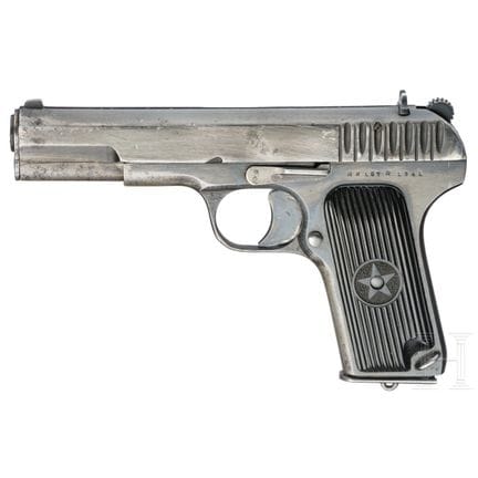 Modelo TT 33 Tokarev, 1941  
Calibre 7,62 mm Tokar