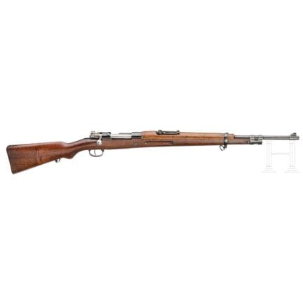 拉科鲁尼亚 98/43 型  
口径 8x57JS，编号 J-5720，编号一致。枪管呈粗糙纹理，长