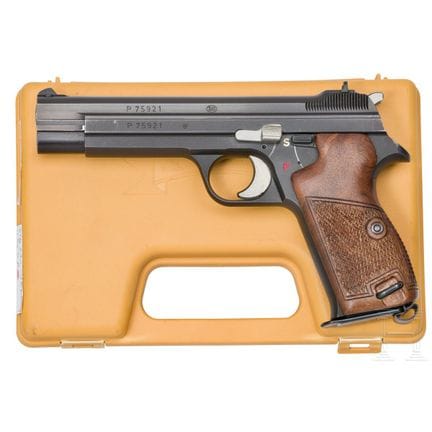 A SIG Hämmerli P 210型  
口径9毫米鲁格，编号P75921，编号一致。光面枪管
