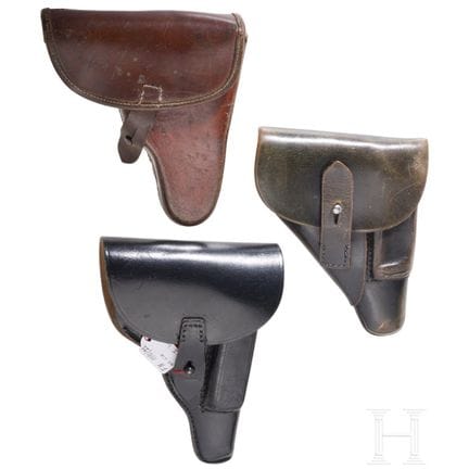 Tre fondine per pistola  
Una fondina in pelle ros