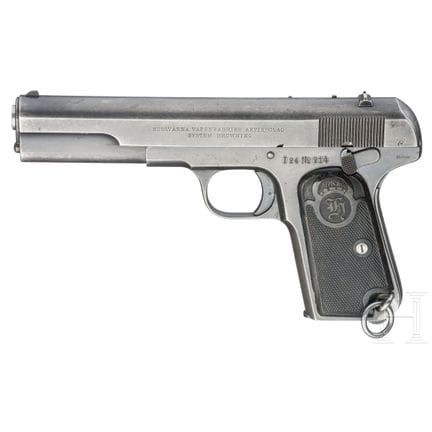 Una Husqvarna mod. m/07, con funda  
Calibre 9 mm 
