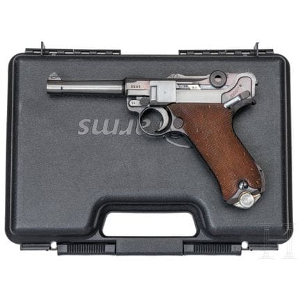 Una Mauser Luger, codice "42 - 1939"  
Calibro 9 m