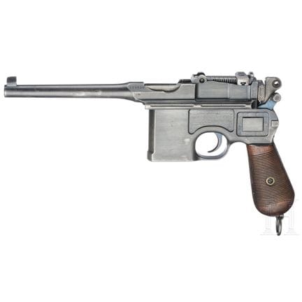 Una Mauser C96/16, con calcio a spalla  
Calibro 7