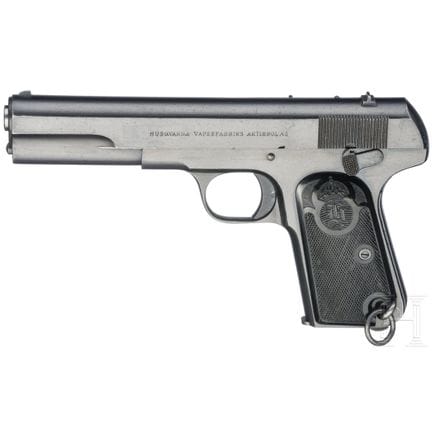 Una Husqvarna, modelo m/1907  
Calibre 9 mm Browni