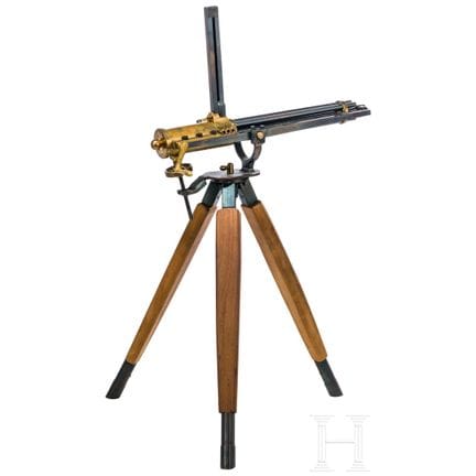 M 1862型加特林机枪模型  
由六根铁管组成的旋转枪管束，黄铜制闭锁壳体配有自上而下装填的弹匣，