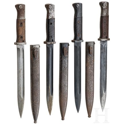 Quattro baionette M 84/98 n. A.  
Esemplare con gu