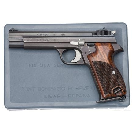 A SIG P 210  
口径9毫米鲁格，编号A204264，编号一致。光面枪管，长4½英寸。准星