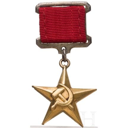 Une étoile d’or du titre honorifique « Héros du tr
