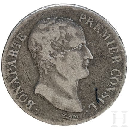 一枚印有波拿巴肖像的硬币，执政时期（1799–1804）  
五法郎硬币，正面为浮雕肖像，环绕着“波