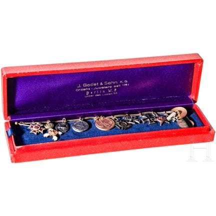 Una cadena de medallas en miniatura de diez piezas