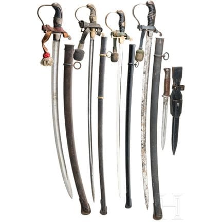 Four German sabres and a bayonet  
Vier Säbel mit 