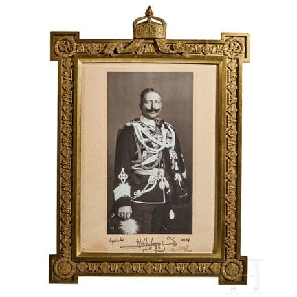 威廉二世皇帝——一张附有亲笔签名的照片，装裱于官方礼仪相框中，1909年  
威廉二世皇帝身着第1近