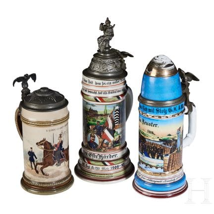 Tres jarras de regimiento  
Una jarra de porcelana