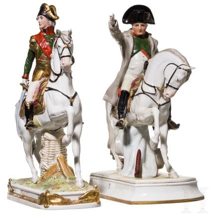 Dos figuras de porcelana a dos colores de jinetes 