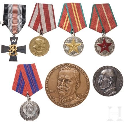 Une collection de décorations polonaises et soviét