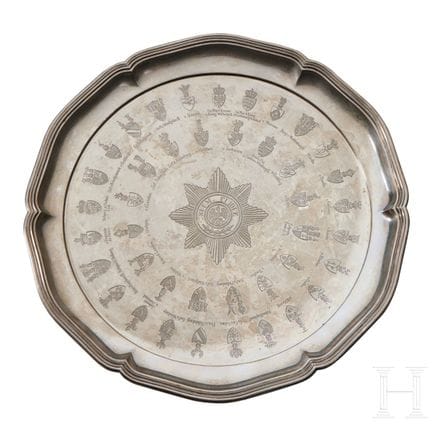 Plato de plata con los escudos de armas de los ofi