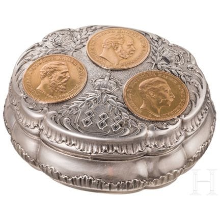 Una elegante caja de plata con monedas de oro que 