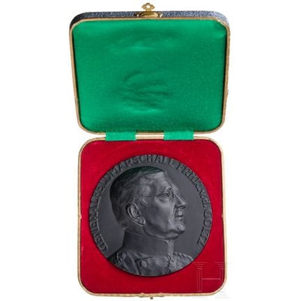 Una medalla de gran tamaño dedicada al mariscal de