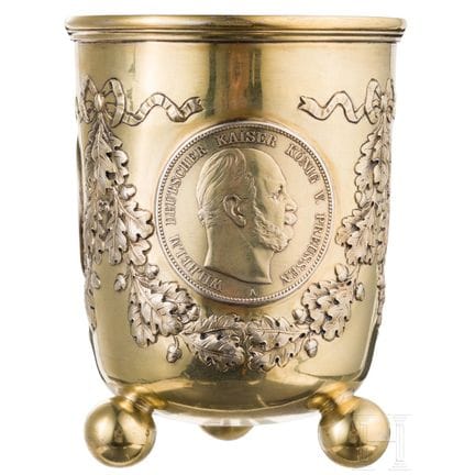 一枚纪念1888年“三帝之年”的镀金银币杯  
银质，内外均镀金，杯底刻有新月/王冠图案、“800”