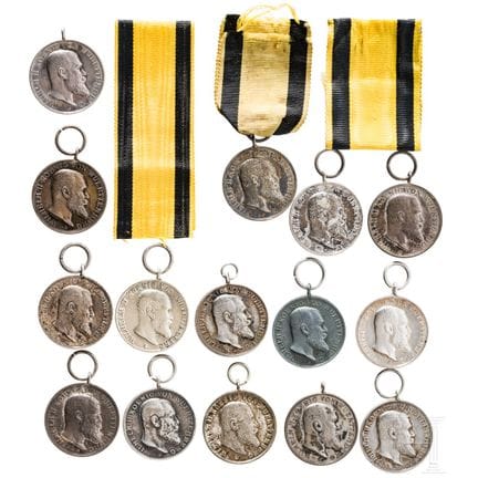 Une collection de 15 médailles d'argent du Mérite 