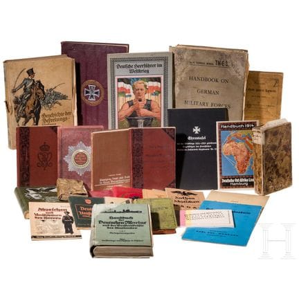 Una pequeña colección de libros militares  
Entre 