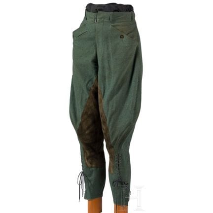Pantaloni grigio campo per i membri delle truppe a