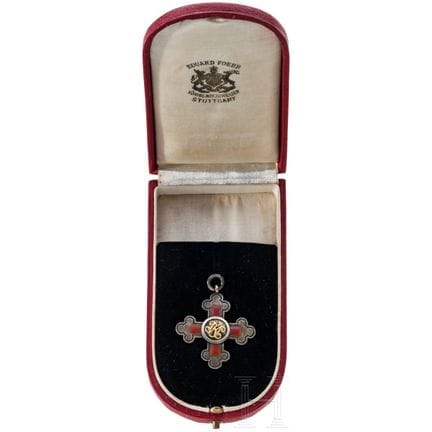 Un Ordre d'Olga dans son écrin de remise  
Croix e