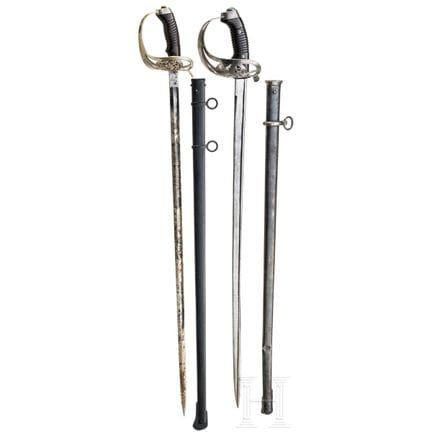 Two Cavalry Swords KD 89  
Das Korbgefäß jeweils m