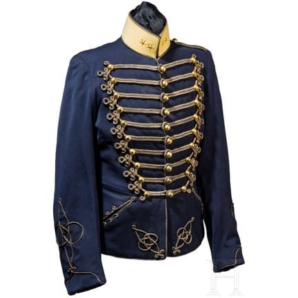 1895年款阿提拉（Attila）骑兵军官制服  
精致的深蓝色布料，饰有镀金银边绳系带（颜色变暗，
