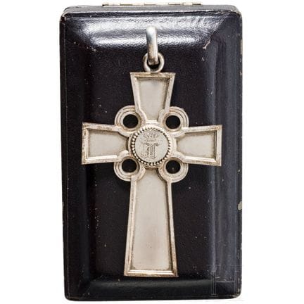Une croix en coffret destinée aux domestiques fémi