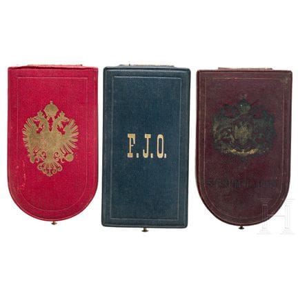 Trois écrins vides, vers 1900  
Un écrin gris fonc
