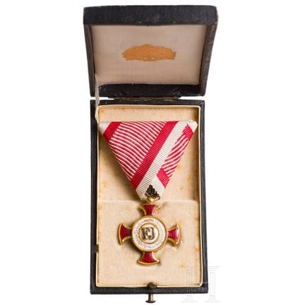 Une Croix d'or du Mérite  
Métal non précieux, dor