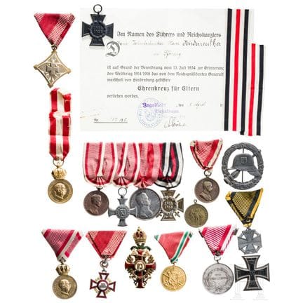 Une collection de décorations, principalement autr